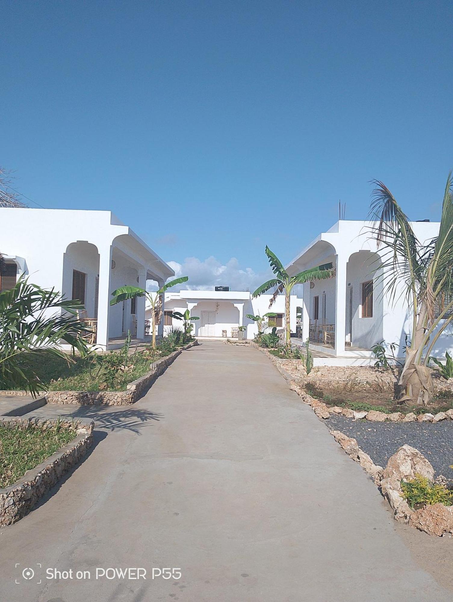 Bed and Breakfast Red Land House à Watamu Extérieur photo