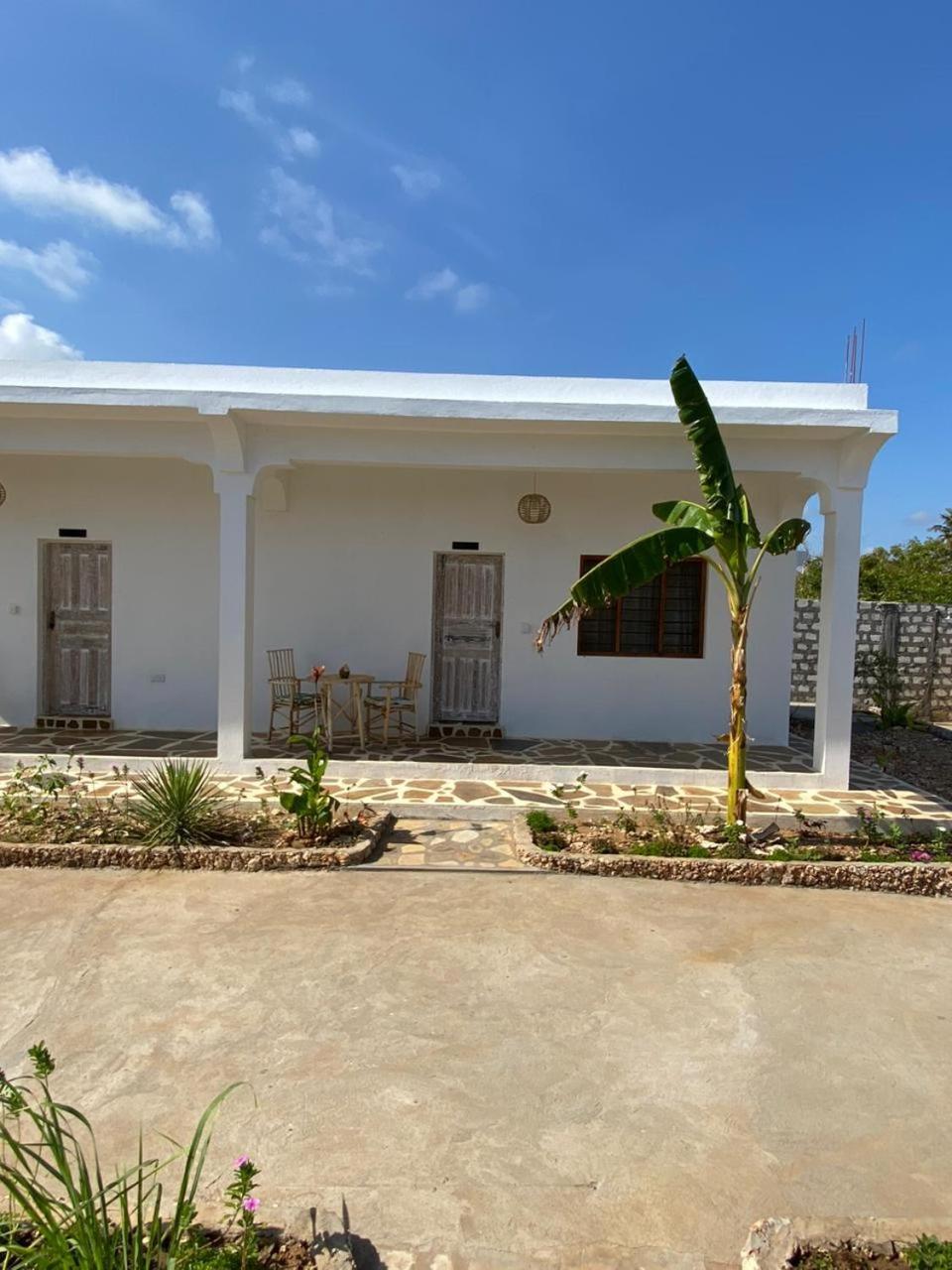 Bed and Breakfast Red Land House à Watamu Extérieur photo