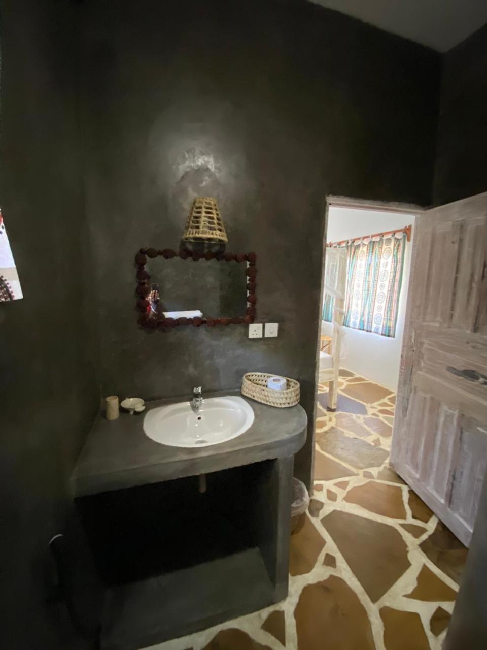 Bed and Breakfast Red Land House à Watamu Extérieur photo