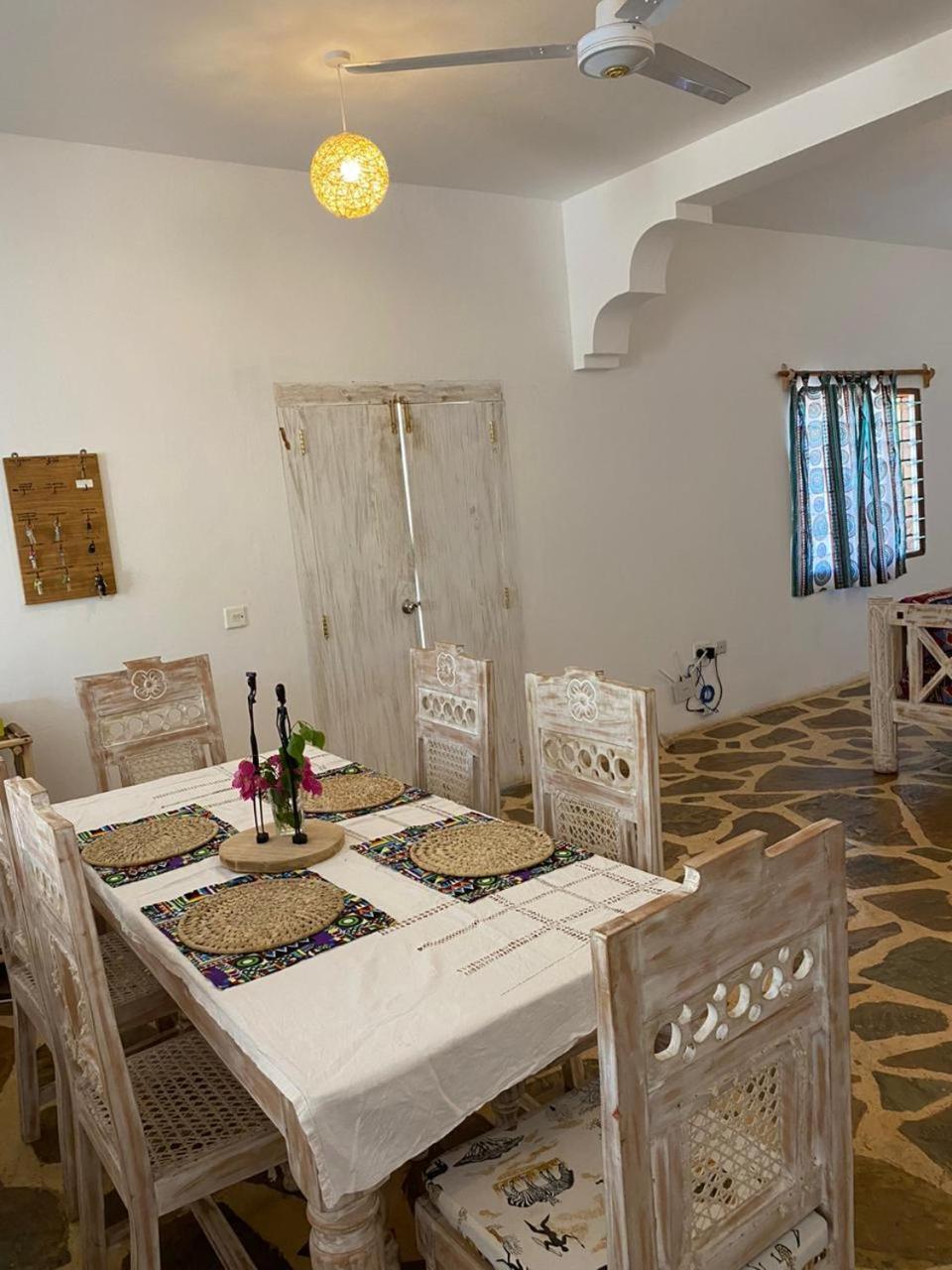 Bed and Breakfast Red Land House à Watamu Extérieur photo