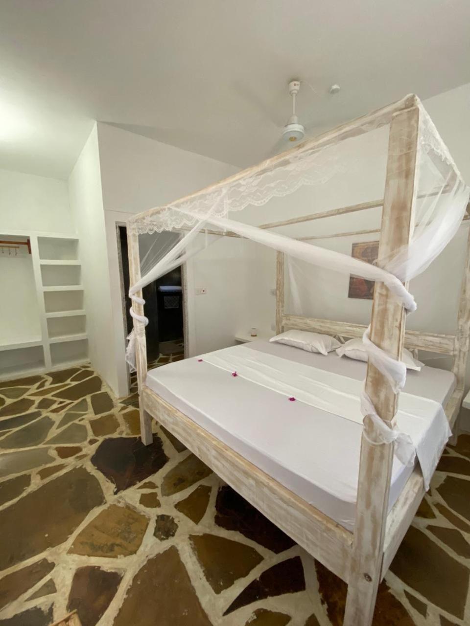 Bed and Breakfast Red Land House à Watamu Extérieur photo